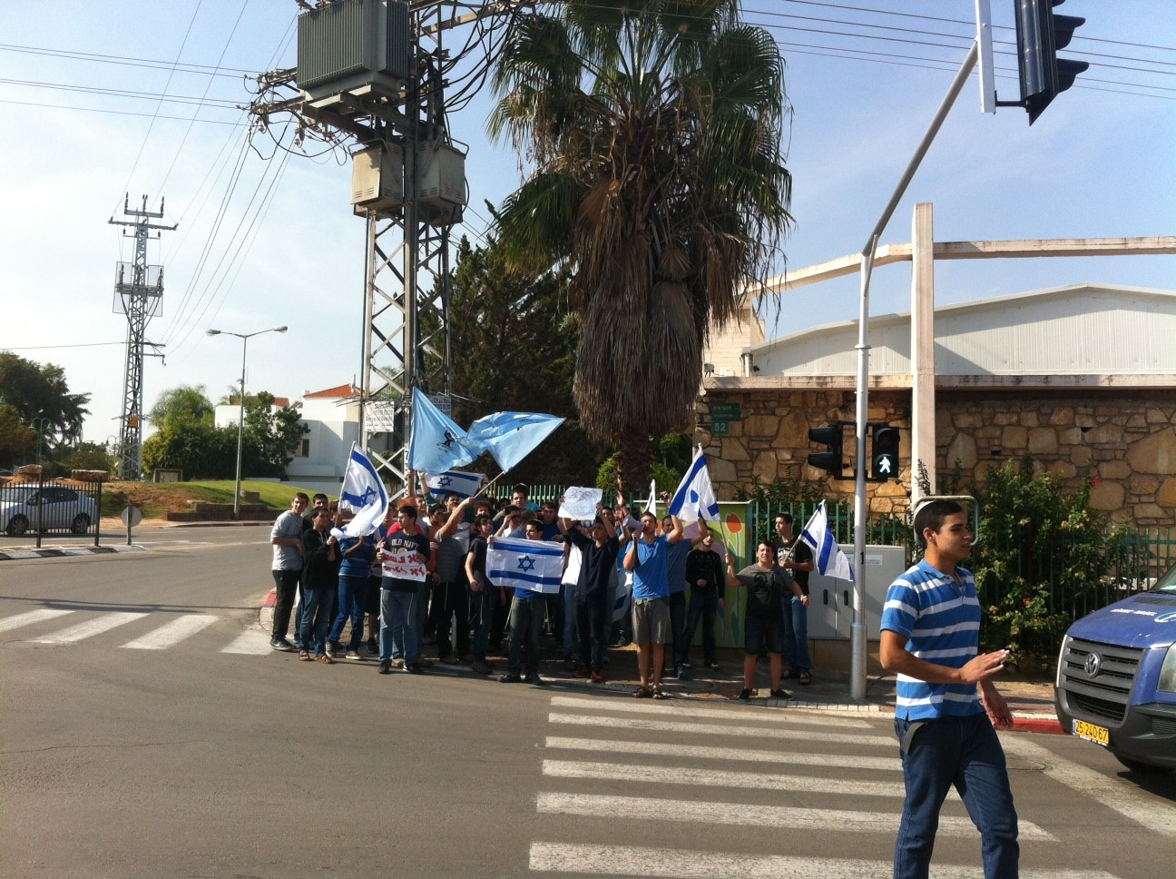 מפגינים בפ"ת לשלום ירושלים
