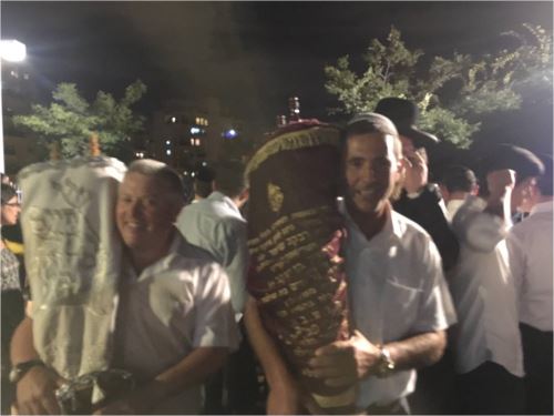 אלפי תושבים חילונים ודתיים הגיעו לחגוג בהקפות השניות בפ"ת /צפו