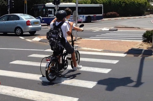 93% מהרוכבים על אופניים חשמליים בפ"ת אינם חובשים קסדה!!!