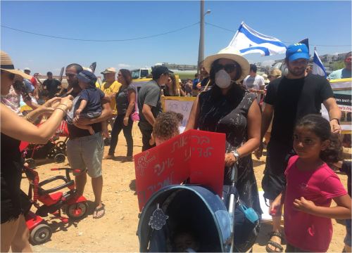 תושבי שכונת אם המושבות בהפגנה "לא רוצים שילדינו יסבלו מריחות רעילים" /צפו