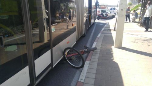 רוכב אופניים נפגע מאוטובוס במרכז העיר פ"ת