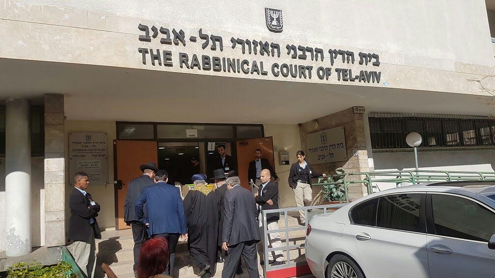 הממסד הדתי ′התקפל′; אשה תמונה לסמנ"כלית בתי הדין הרבניים