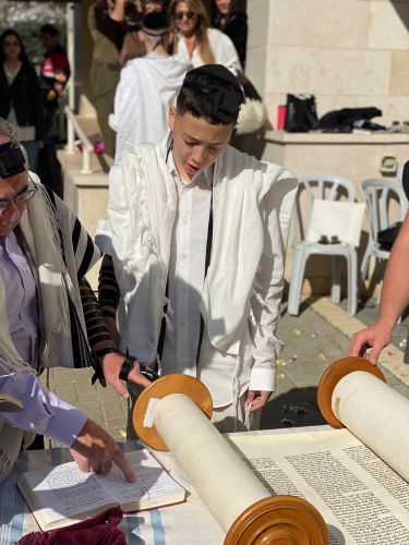 בר מצווה במניין חצר