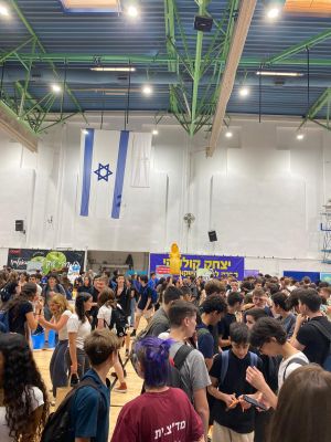 תלמידים ומתנדבים