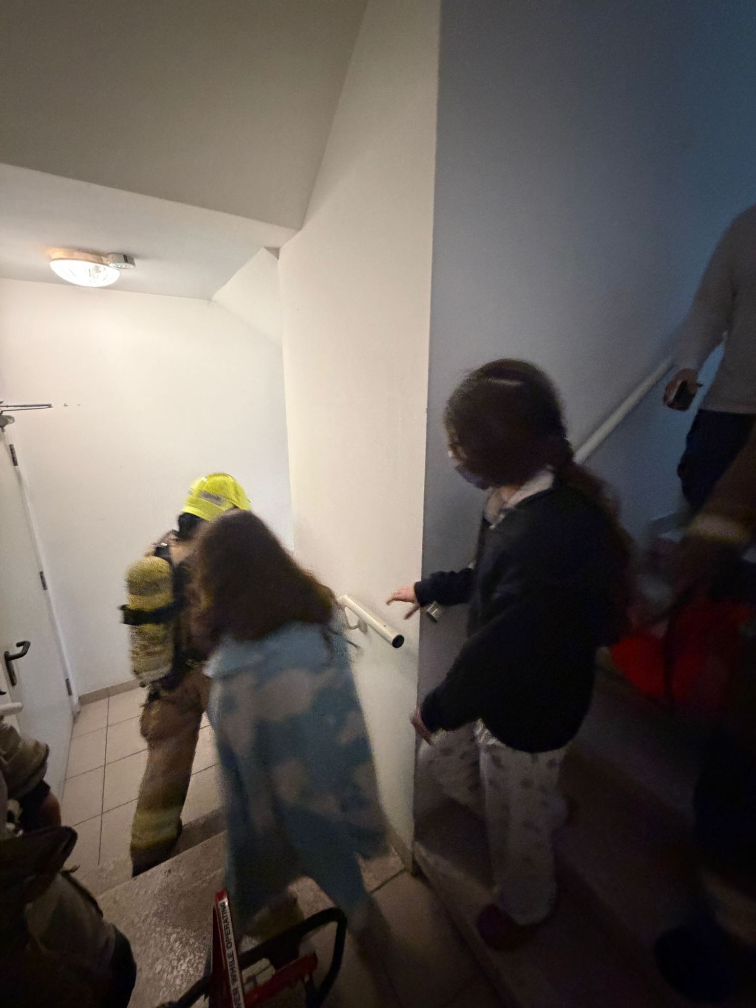 לוחמי האש חילצו משפחה מתוך ממ"ד בדירה בוערת